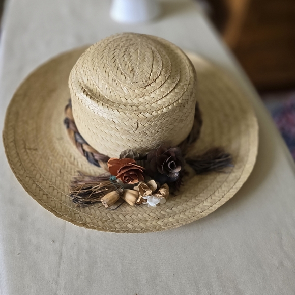 Five beautiful straw hats + hat box! - Picture 7 of 16
